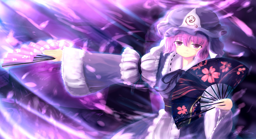 fan floral_print folding_fan hat highres holding japanese_clothes kimono long_sleeves looking_at_viewer looking_back mob_cap outstretched_arms pink_eyes pink_hair saigyouji_yuyuko solo touhou triangular_headpiece tsubasa_(abchipika)