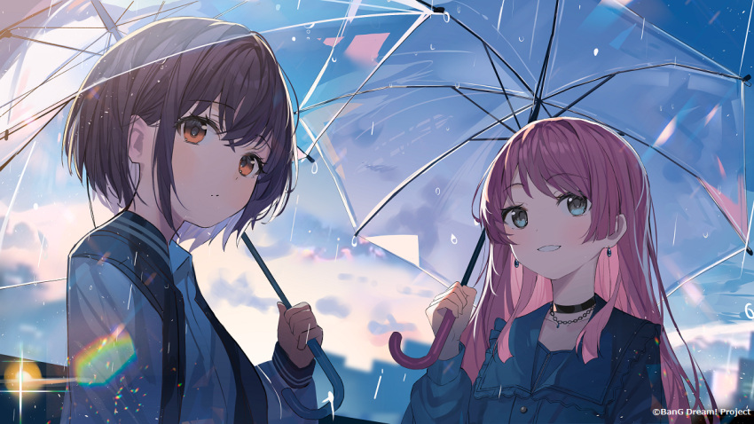 2girls aroa_(aroamoyasi) bang_dream! bang_dream!_it's_mygo!!!!! black_choker blue_jacket blurry blurry_background blush brown_eyes brown_hair chihaya_anon choker closed_mouth collarbone commentary_request diffraction_spikes earrings grey_eyes guest_art holding holding_umbrella jacket jewelry long_hair long_sleeves looking_at_viewer multiple_girls necklace official_art outdoors pink_hair rain second-party_source short_hair sidelocks smile takamatsu_tomori transparent transparent_umbrella umbrella upper_body