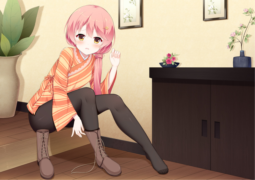 1girl black_footwear black_pantyhose blush boots chinese_commentary commentary cross-laced_footwear fengli_(709622571) frown full_body hair_between_eyes hair_ornament hairclip hand_up highres indoors japanese_clothes kimono knees_up kurama_koharu leaning_forward legs long_hair long_sleeves looking_at_viewer low_side_ponytail no_shoes open_mouth orange_kimono pantyhose picture_frame pink_hair plant potted_plant senren_banka single_boot sitting straight_hair striped_clothes striped_kimono teeth toes unworn_boots wide_sleeves yellow_eyes