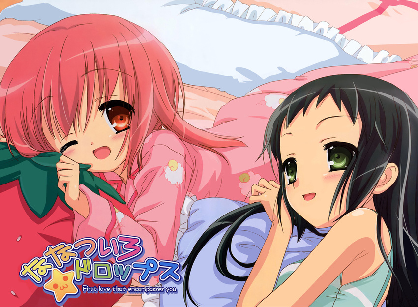 akihime_sumomo blush green_eyes green_hair happy highres ibe_yukiko long_hair lying multiple_girls nanatsuiro_drops official_art one_eye_closed pajamas pillow pink_hair red_eyes short_hair smile yaeno_nadeshiko