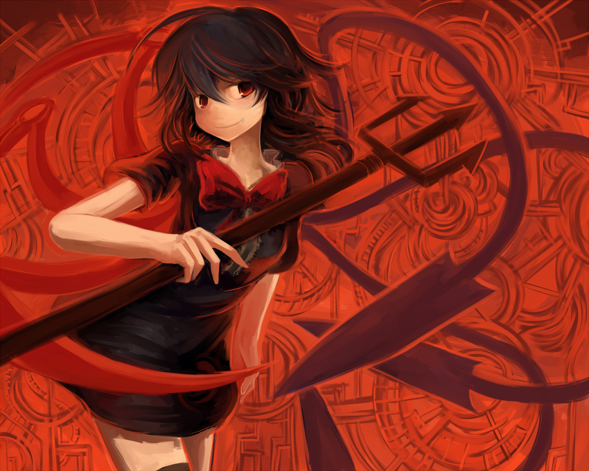 ahoge arm_up asymmetrical_wings bad_id bad_pixiv_id black_hair bow dress fang fang_out head_tilt houjuu_nue looking_at_viewer momen102_(sji09u) polearm red_background red_eyes short_hair short_sleeves smile solo thighhighs touhou trident weapon wings
