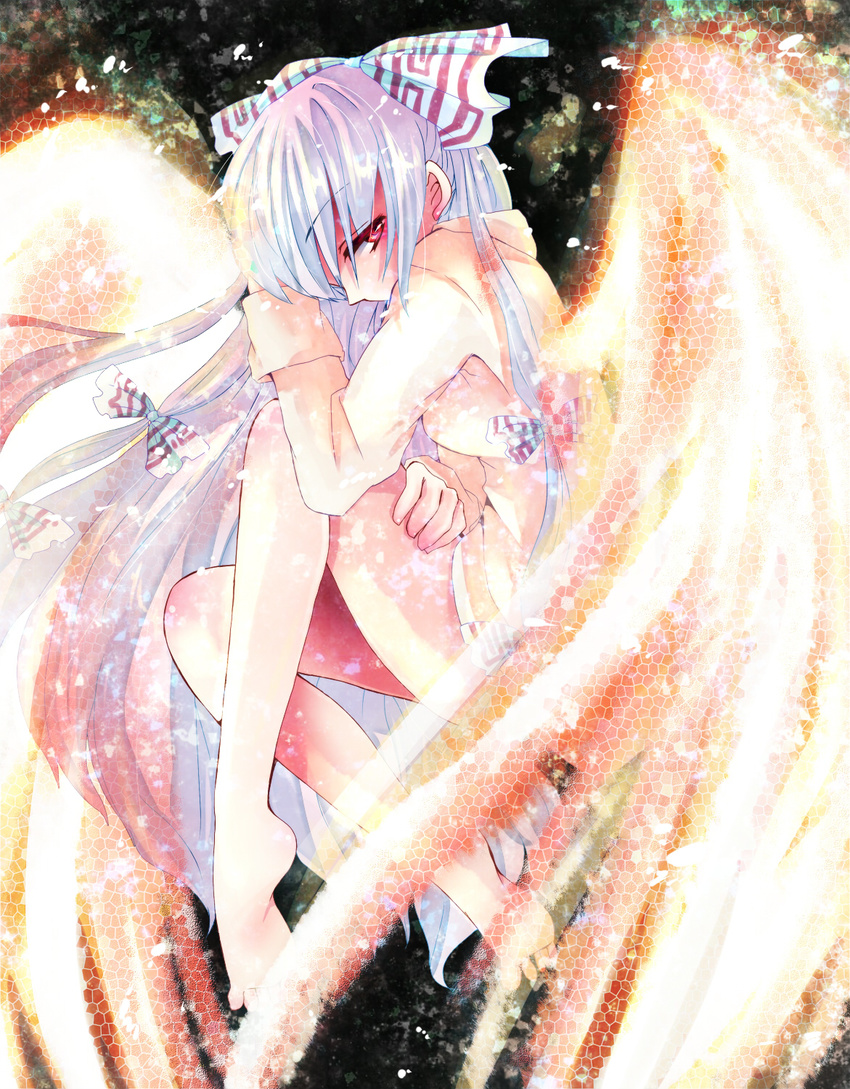 barefoot bottomless bow feet fetal_position fiery_wings fujiwara_no_mokou hair_bow hand_on_thigh highres hiyori7 long_hair no_pants profile red_eyes solo touhou very_long_hair white_hair wings