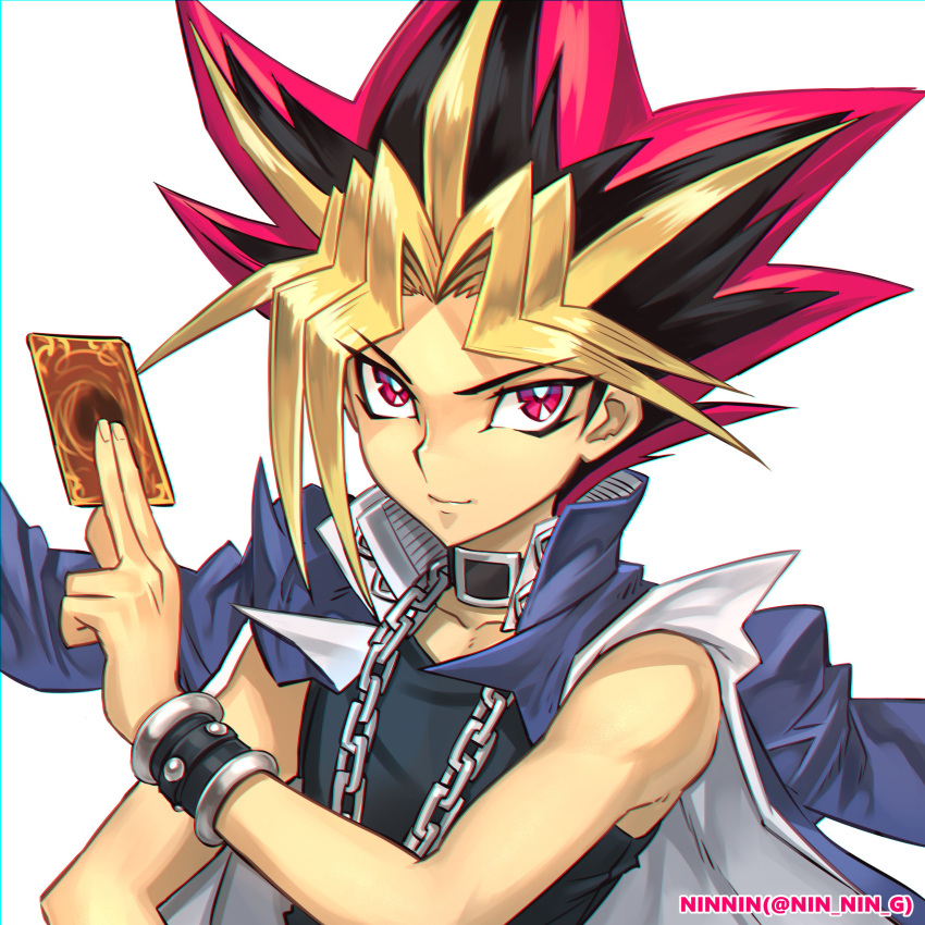 1boy absurdres black_hair black_shirt blonde_hair bright_pupils card chain choker closed_mouth commentary_request highres holding holding_card jacket jacket_on_shoulders looking_at_viewer male_focus ninnin_(shishitou) shirt simple_background sleeveless sleeveless_shirt smile solo spiked_hair twitter_username upper_body white_background white_pupils wristband yami_yuugi yu-gi-oh! yu-gi-oh!_duel_monsters