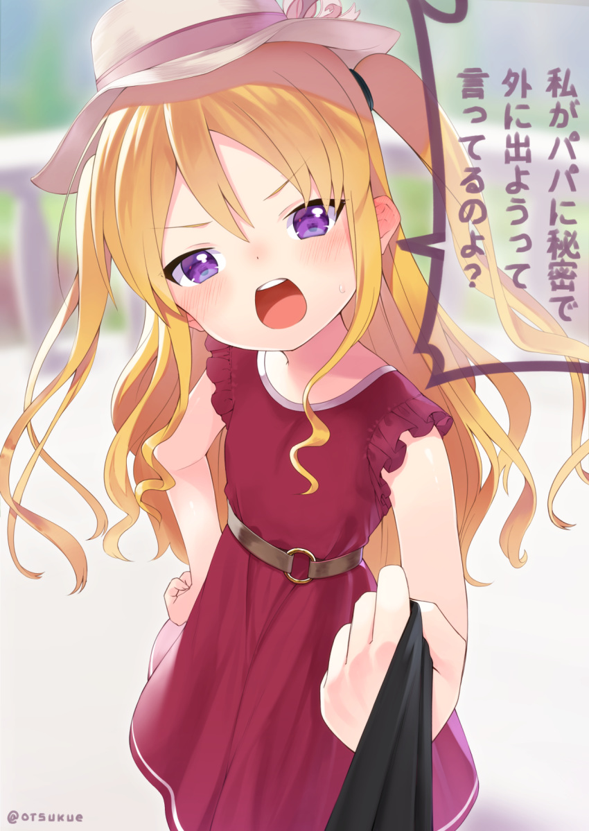 1girl bangs bare_arms blonde_hair blurry blurry_background blush brown_hat day depth_of_field dress dx_(dekusu) eyebrows_visible_through_hair hair_between_eyes hand_on_hip hat head_tilt highres long_hair o-ring open_mouth original outdoors purple_eyes red_dress sleeveless sleeveless_dress solo sweat translation_request twitter_username two_side_up upper_teeth very_long_hair