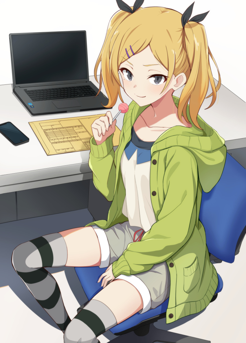 1girl absurdres blonde_hair candy collarbone computer desk food green_sweater grey_eyes grey_shorts grey_thighhighs hair_ornament hairclip highres holding holding_candy holding_food holding_lollipop hood hooded_sweater laptop lollipop mole mole_under_eye parted_bangs shirobako shirt short_hair short_twintails shorts simple_background sitting solo sonoda_345 striped_clothes striped_thighhighs sweater swivel_chair thighhighs twintails white_background white_shirt yano_erika