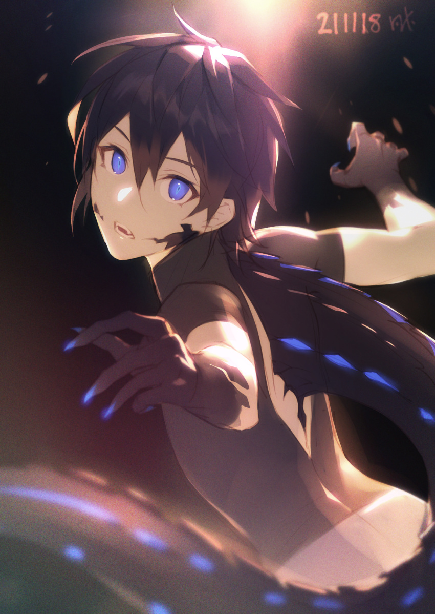 1boy arched_back back_cutout black_background black_gloves black_hair black_shirt blue_eyes blue_nails blurry bright_pupils clothing_cutout crop_top dated depth_of_field dragon_tail facial_mark fingernails from_side gloves hair_between_eyes highres kiyonagi kusanagi_(kiyonagi) looking_at_viewer looking_to_the_side male_focus monster_boy open_mouth original outstretched_arms sharp_fingernails shirt short_hair short_sleeves solo spread_arms sunlight tail tight_clothes tight_shirt upper_body