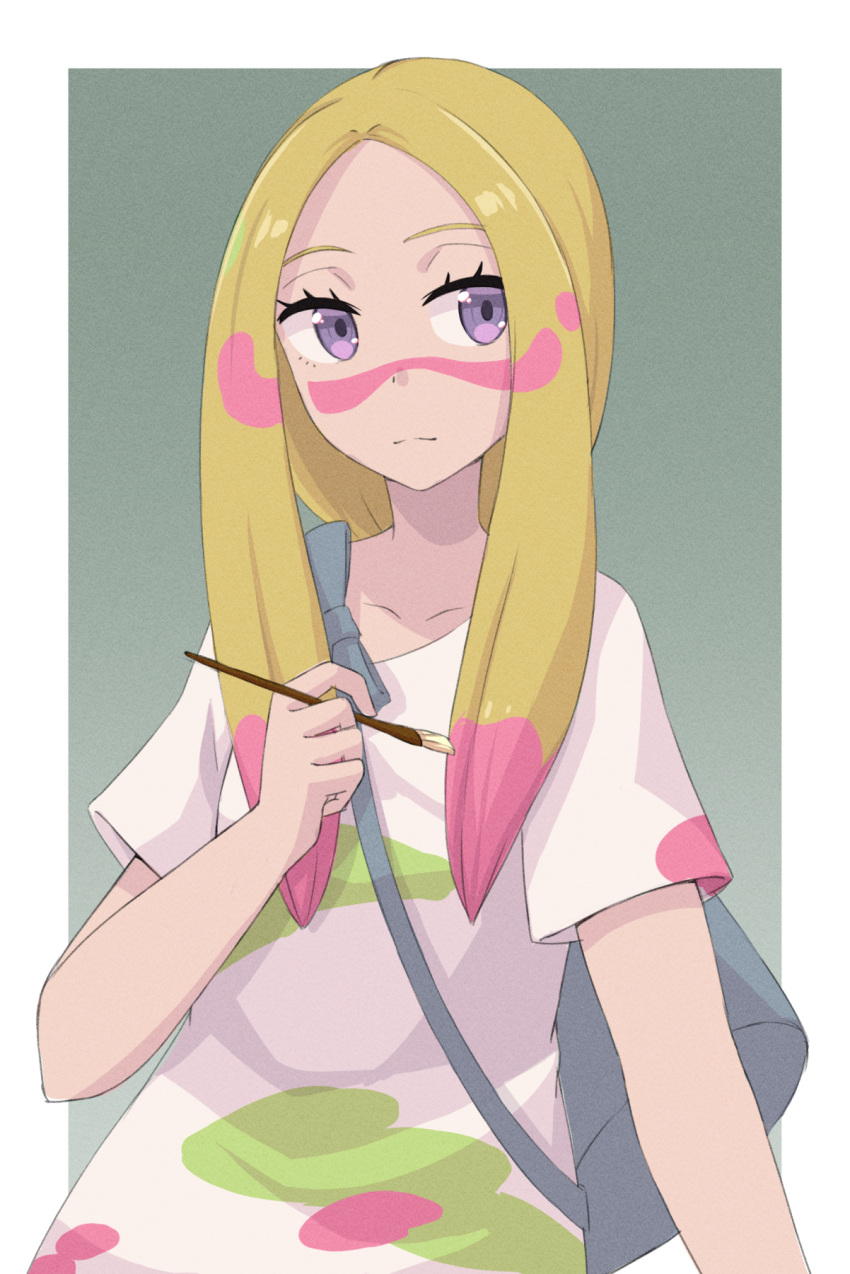 1girl blonde_hair border closed_mouth collarbone commentary_request eyelashes green_background grey_bag hand_up highres holding holding_paintbrush long_hair mina_(pokemon) multicolored_hair paintbrush pokemon pokemon_sm purple_eyes shirt short_sleeves sidelocks solo two-tone_hair umibato upper_body white_border