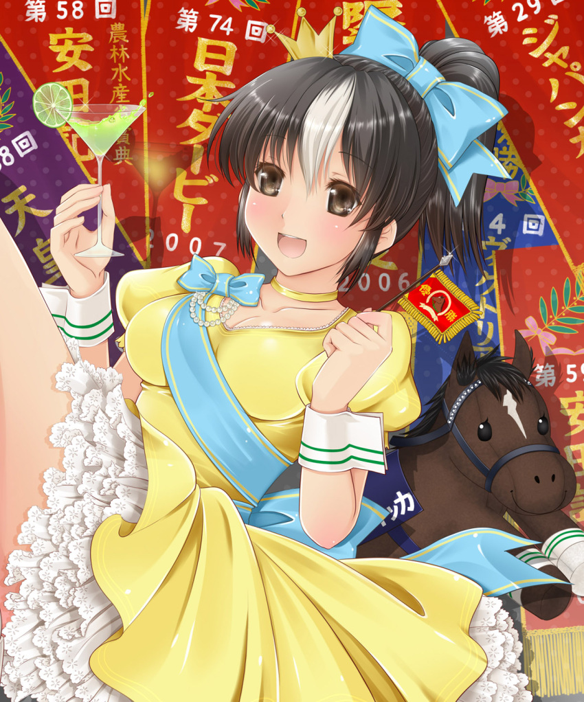 1girl :d black_hair blue_bow bow breasts cleavage cocktail_glass creature_and_personification cup dress drinking_glass flag food fruit highres holding holding_flag lime_(fruit) lime_slice medium_breasts mini_flag multicolored_hair nabepro personification ponytail puffy_short_sleeves puffy_sleeves red_background short_sleeves sidelocks smile streaked_hair umabi vodka_(racehorse) white_hair wrist_cuffs yellow_dress