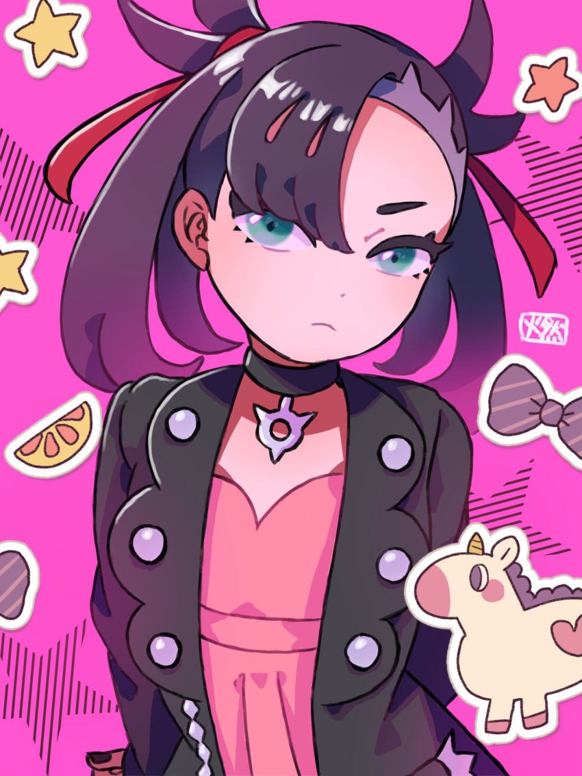 1girl arms_behind_back asymmetrical_bangs black_collar black_hair black_jacket black_nails bow bowtie closed_mouth collar commentary_request food fruit green_eyes highres jacket light_frown looking_at_viewer marnie_(pokemon) medium_hair open_clothes open_jacket orange_(fruit) orange_slice pink_background pokemon pokemon_swsh solo star_(symbol) touge_moe unicorn upper_body
