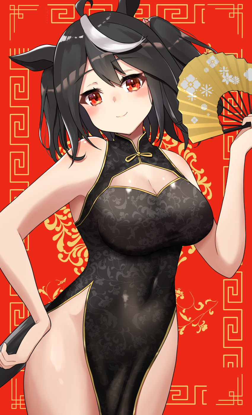 1girl absurdres ahoge alternate_costume animal_ears black_dress black_hair blush breasts china_dress chinese_clothes cleavage_cutout clothing_cutout covered_navel cowboy_shot dress floral_print folding_fan hand_fan hand_on_own_hip highres horse_ears horse_girl horse_tail kitasan_black_(umamusume) large_breasts looking_at_viewer multicolored_hair naganegi03 paper_fan red_background red_eyes smile solo streaked_hair tail two_side_up umamusume white_hair