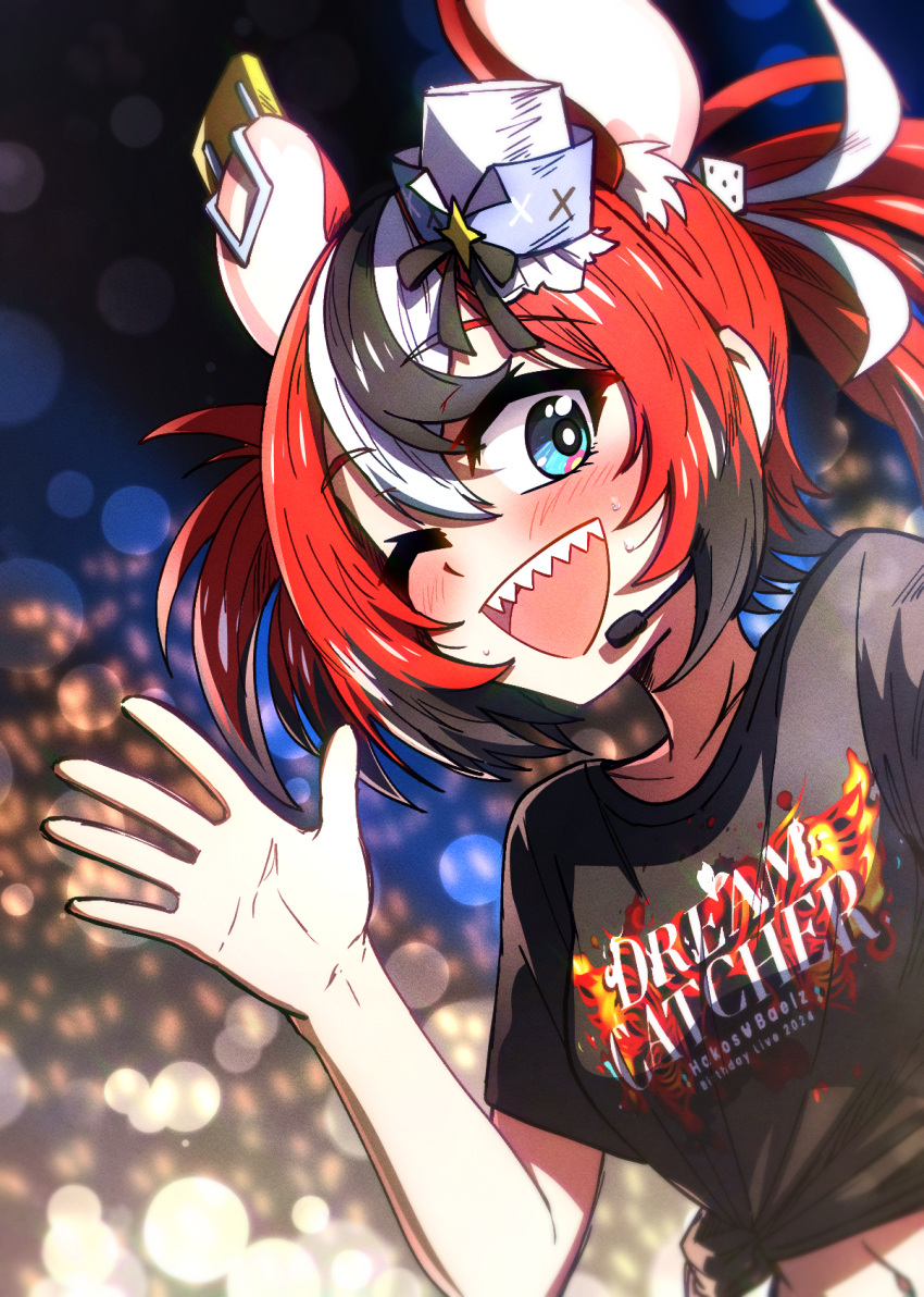 1girl black_hair black_shirt blue_eyes blush crop_top ddolbang hakos_baelz headset highres hololive hololive_english looking_at_viewer navel one_eye_closed open_mouth red_hair sharp_teeth shirt short_hair short_twintails smile solo teeth twintails upper_teeth_only virtual_youtuber white_hair