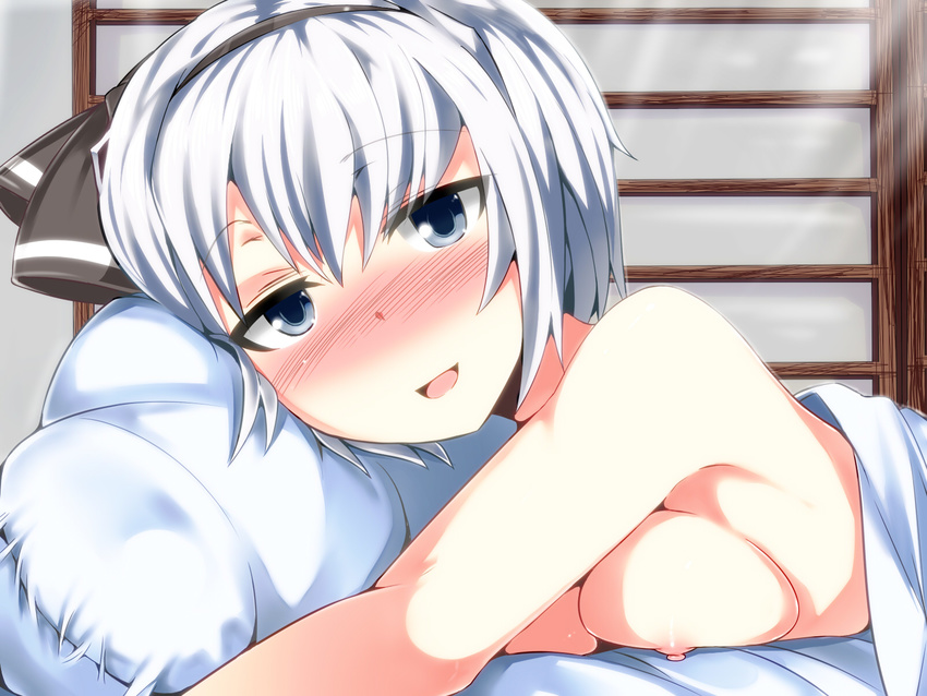 :d afterglow bed black_hairband blanket blue_eyes blush breasts fuji_norihiro hair_ribbon hairband highres indoors konpaku_youmu light_rays looking_at_viewer lying medium_breasts morning nipples nose_blush on_bed on_stomach open_mouth pillow ribbon silver_hair smile solo sunlight touhou upper_body