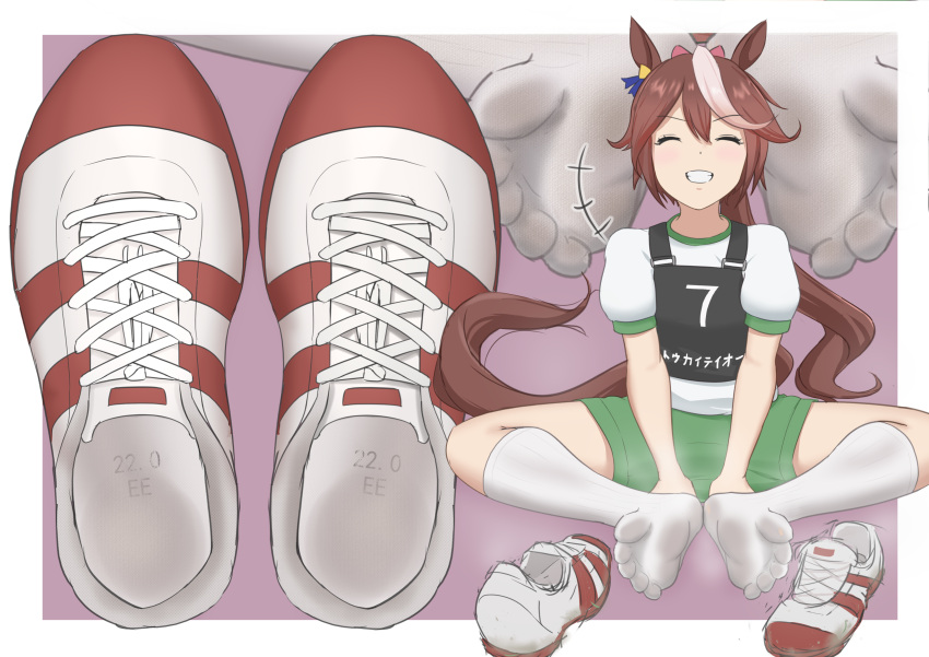 1girl absurdres animal_ears blush border bow braid breasts brown_hair closed_eyes commentary_request crossed_legs ear_bow facing_viewer feet foot_focus footprints french_braid green_shorts grin gym_uniform highres horse_ears horse_girl horse_tail looking_at_viewer medium_breasts no_shoes on_ground original_race_uniform_(umamusume) puffy_short_sleeves puffy_sleeves purple_background race_bib shirt shoe_soles shoes short_hair short_sleeves shorts simple_background sitting smile socks soles solo tail tokai_teio_(umamusume) treadml umamusume unworn_shoes v white_border white_shirt white_socks