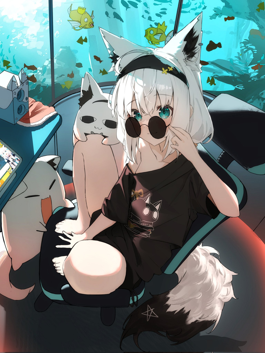 1girl adjusting_eyewear ahoge alternate_color animal_ear_fluff animal_ears aqua_eyes bare_legs barefoot black_hairband black_shirt commentary_request earrings extra_ears eyewear_pull feet_on_chair fish fox_ears fox_girl fox_tail fubuzilla_(shirakami_fubuki) hair_between_eyes hairband highres hololive jewelry korean_commentary looking_at_viewer looking_over_eyewear magikarp miteiru_(shirakami_fubuki) monitor mummemmim nejima_kitsune_(shirakami_fubuki) on_chair pentagram pokemon pokemon_(creature) round_eyewear screencap_inset shiny_pokemon shirakami_fubuki shirakami_fubuki_(7th_costume) shirakami_fubuki_(fubukitek) shirt sidelocks single_earring solo speaker sunglasses table tail virtual_youtuber white_hair white_shirt