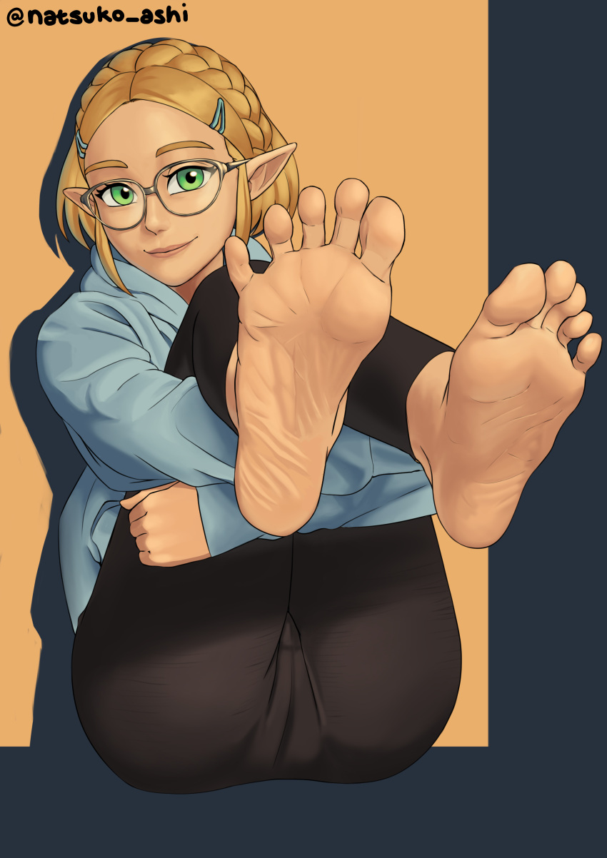 1girl absurdres barefoot blonde_hair feet foot_focus glasses highres looking_at_viewer natsuko_ashi no_shoes pointy_ears princess_zelda sitting smile soles solo spread_toes the_legend_of_zelda the_legend_of_zelda:_breath_of_the_wild toes