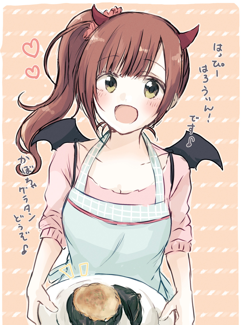 1girl :d apron baran._(ba_ra_ran) border breasts brown_hair cleavage collarbone demon_horns demon_wings eighth_note fake_horns fake_wings gratin green_apron green_eyes hair_ornament hair_scrunchie happy_halloween heart highres holding holding_plate horns idolmaster idolmaster_cinderella_girls igarashi_kyoko looking_at_viewer medium_breasts musical_note notice_lines open_mouth orange_background pink_scrunchie pink_shirt plate scrunchie shirt side_ponytail sidelocks sleeves_rolled_up smile solo spoken_musical_note striped_background translation_request upper_body white_border wings