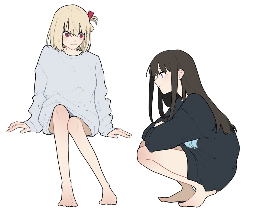 2girls bare_legs barefoot black_hair black_shirt blonde_hair blue_shirt closed_mouth commentary_request hair_ribbon highres inoue_takina long_hair long_sleeves looking_at_another lycoris_recoil medium_hair multiple_girls nishikigi_chisato one_side_up purple_eyes red_eyes red_ribbon ribbon shiratama_draw shirt simple_background sitting sleeves_past_wrists smile squatting white_background