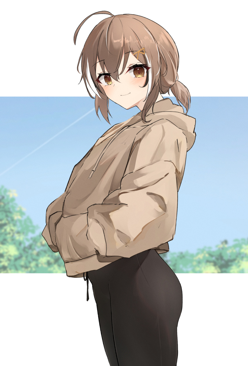 1girl ahoge alternate_costume alternate_hairstyle blurry blurry_background brown_eyes brown_hair brown_hoodie cowboy_shot drawstring foliage from_side hair_between_eyes hair_ornament hairclip hands_in_pocket highres hololive hololive_english hood hoodie looking_at_viewer low_ponytail multicolored_hair nanashi_mumei pants short_hair short_ponytail shuuzo3 simple_background smile streaked_hair upper_body virtual_youtuber yoga_pants