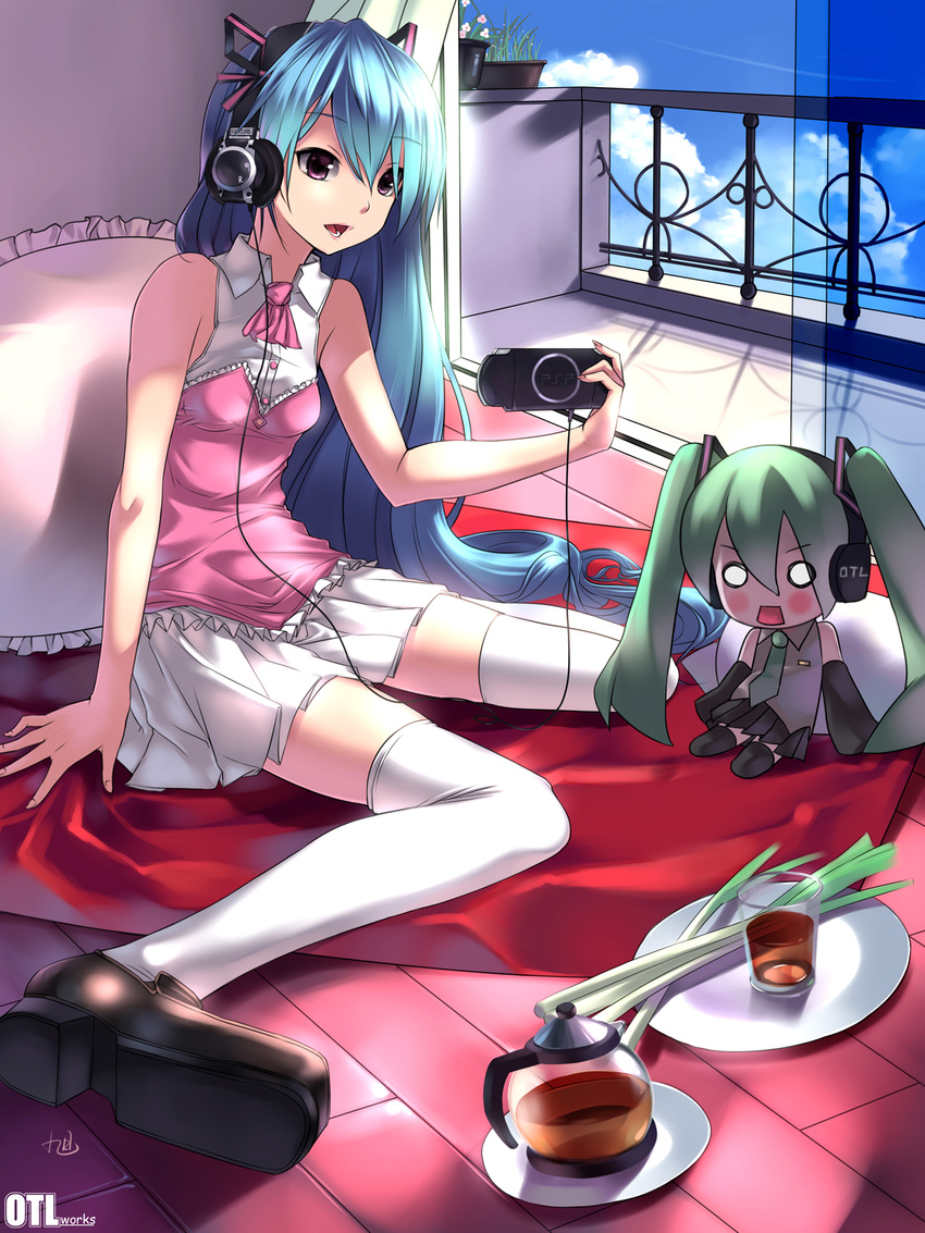 aqua_eyes bad_id bad_pixiv_id bed blue_hair frilled_pillow frills hachune_miku handheld_game_console hands hatsune_miku highres legs lips long_hair multiple_girls necktie open_mouth pillow pink_eyes playing_games playstation_portable sitting skirt sky spring_onion tea thighhighs very_long_hair video_game vocaloid window yykuaixian zettai_ryouiki