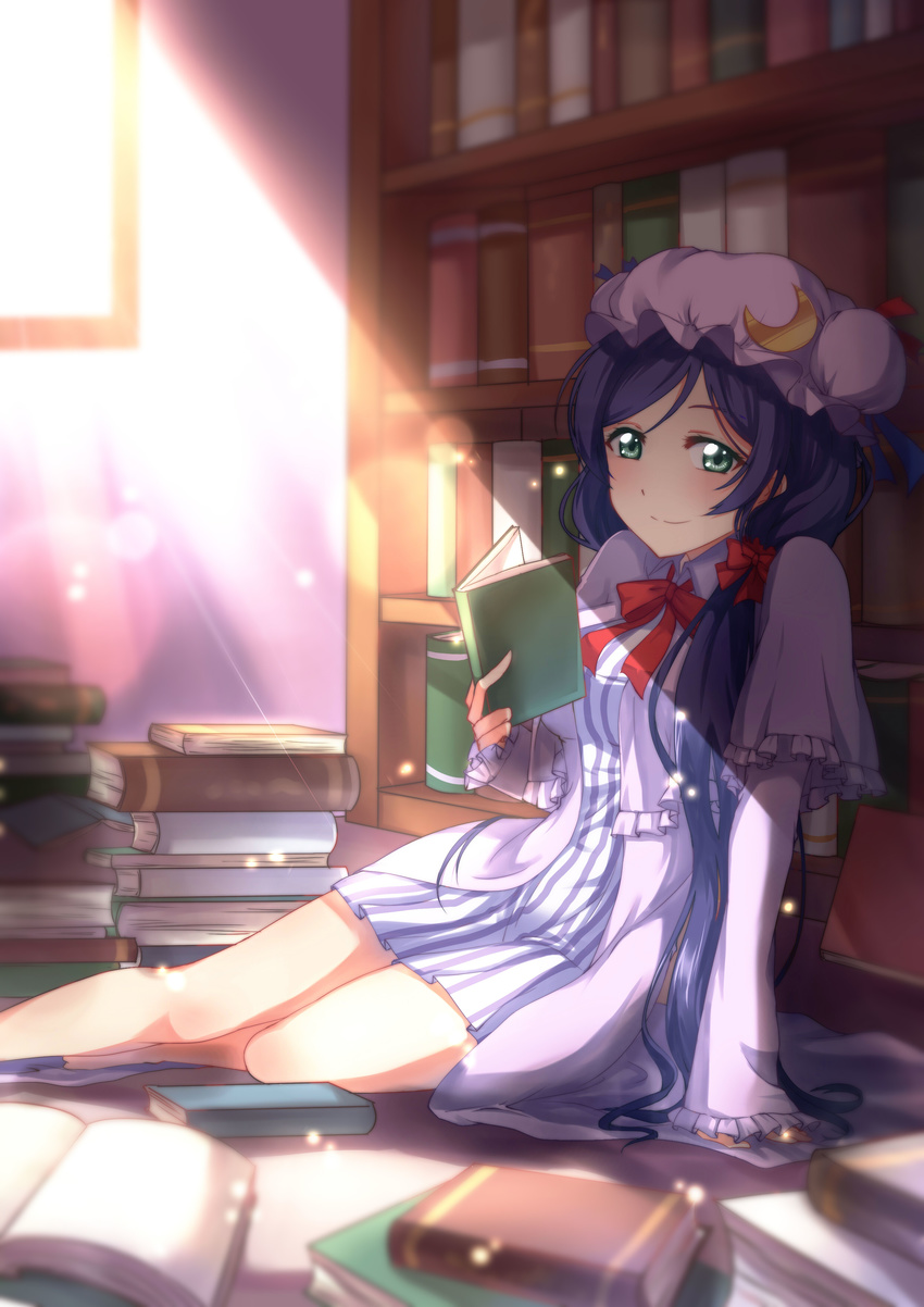 absurdres bangs blush book book_stack bookshelf bow capelet cosplay crescent dress gogatsu_fukuin green_eyes hair_bow hair_ribbon hat highres holding holding_book indoors lens_flare light_particles light_rays long_hair long_sleeves looking_at_viewer love_live! love_live!_school_idol_project mob_cap on_floor open_book open_clothes open_robe parted_bangs patchouli_knowledge patchouli_knowledge_(cosplay) purple_hair ribbon robe short_dress sitting smile solo striped sunbeam sunlight touhou toujou_nozomi tress_ribbon vertical-striped_dress vertical_stripes very_long_hair window wing_collar