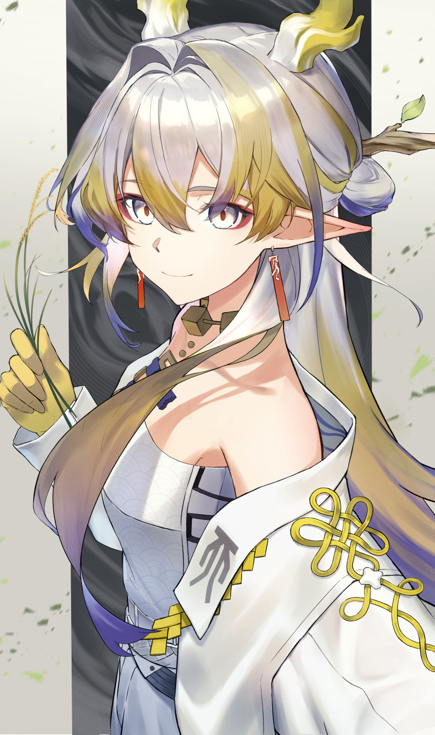 1girl absurdres arknights bare_shoulders blonde_hair closed_mouth colored_skin commentary_request dragon_girl dragon_horns earrings grey_eyes grey_hair grey_horns hair_between_eyes hair_intakes hand_up highres holding horns jacket jewelry long_hair long_sleeves looking_at_viewer mamesuke_(mamesuke_01) multicolored_hair necklace off_shoulder open_clothes open_jacket pointy_ears purple_hair seigaiha shu_(arknights) smile solo strapless tube_top upper_body white_jacket white_tube_top yellow_horns