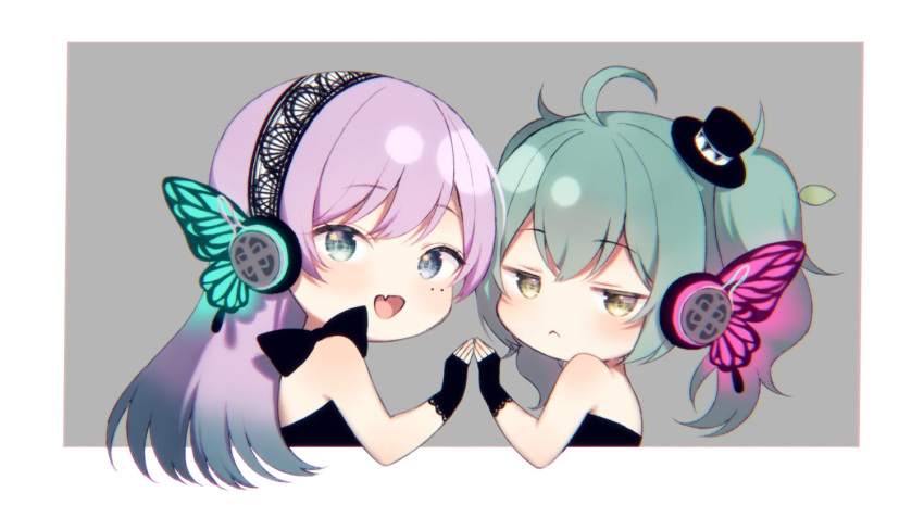 2girls :&lt; :d bare_shoulders black_dress black_gloves black_hairband black_hat blue_eyes brown_eyes chibi closed_mouth commentary cropped_torso dress fang fingerless_gloves from_side gloves gradient_hair green_hair grey_background hair_between_eyes hairband hat hatsune_miku heterochromia leaf long_hair looking_at_viewer looking_to_the_side magnet_(vocaloid) megurine_luka midorikawa_you mini_hat mini_top_hat multicolored_hair multiple_girls smile star_(symbol) star_in_eye strapless strapless_dress symbol-only_commentary symbol_in_eye tilted_headwear top_hat twintails two-tone_background upper_body vocaloid white_background