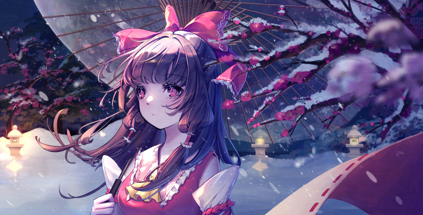 1girl absurdres arua ascot bow brown_hair commentary_request detached_sleeves frilled_bow frilled_hair_tubes frills hair_bow hair_tubes hakurei_reimu highres holding holding_umbrella long_hair oil-paper_umbrella red_bow red_eyes snow snowing solo touhou tree umbrella winter yellow_ascot