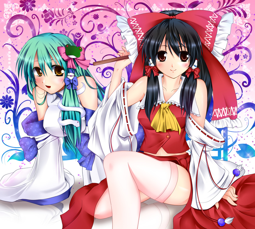 black_hair bow detached_sleeves frog fule green_hair hair_bow hair_ornament hakurei_reimu highres kochiya_sanae long_hair multiple_girls red_eyes snake thighhighs touhou white_legwear yellow_eyes