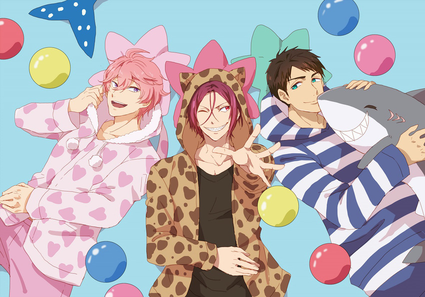 animal_hood aqua_eyes bad_id bad_pixiv_id black_hair cat_hood free! from_above grin heart heart_print hood hoodie lying male_focus matsuoka_rin multiple_boys on_back one_eye_closed open_mouth pillow pink_hair purple_eyes red_eyes red_hair ronisuke shark shigino_kisumi smile stuffed_animal stuffed_shark stuffed_toy yamazaki_sousuke