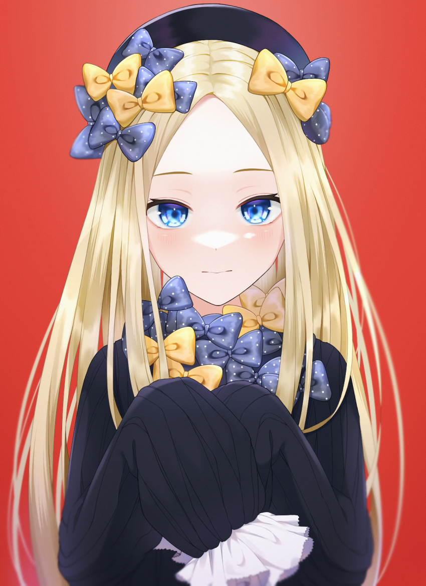 1girl abigail_williams_(fate) beret blonde_hair blue_eyes blush bow fate/grand_order fate_(series) frilled_sleeves frills hair_bow hat highres long_hair long_sleeves looking_at_viewer multiple_hair_bows parted_bangs polka_dot polka_dot_bow red_background sleeves_past_fingers sleeves_past_wrists solo straight-on upper_body wanko_(yurika0320)