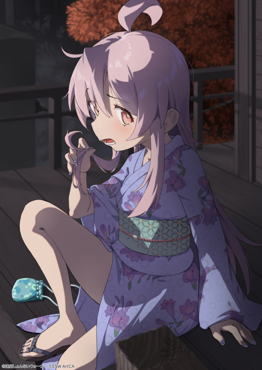 1girl absurdres ahoge bare_legs blue_kimono blue_nails brown_eyes commentary dated floral_print hair_between_eyes highres holding_own_hair japanese_clothes kimono long_hair long_sleeves looking_at_viewer nail_polish night obi onii-chan_wa_oshimai! open_mouth outdoors oyama_mahiro pink_hair print_kimono raiz_art_works sandals sash sitting solo wide_sleeves zouri