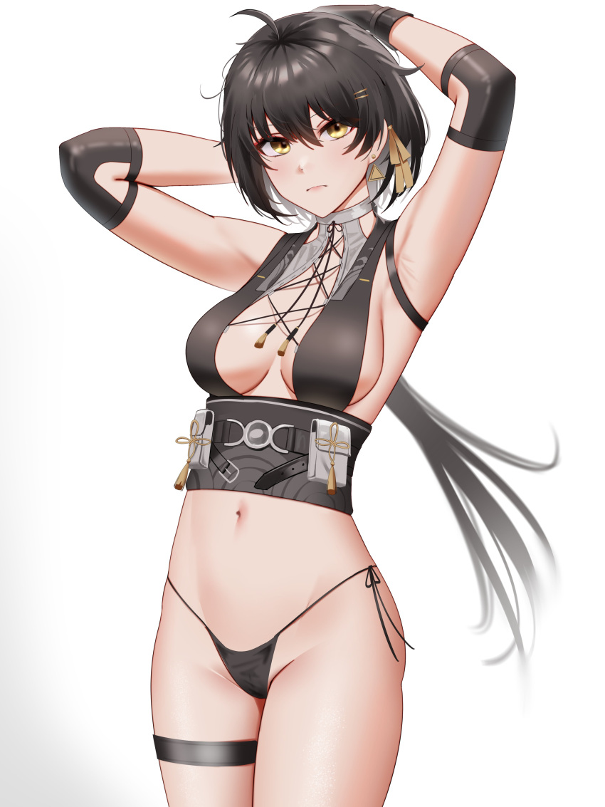 1girl absurdres ahoge anoreika_tomoe armpits arms_up bare_shoulders black_hair breasts commentary cowboy_shot female_rover_(wuthering_waves) gradient_background grey_background hair_ornament hairclip highres looking_at_viewer medium_breasts pouch sleeveless solo thighs white_background wuthering_waves