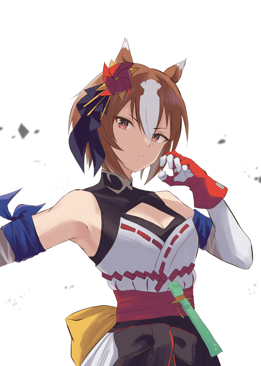 1girl absurdres animal_ears bare_shoulders breasts brown_eyes brown_hair cleavage_cutout clothing_cutout commentary_request detached_sleeves fukai_asase hair_between_eyes highres horse_ears horse_girl medium_breasts multicolored_hair pinwheel_hair_ornament red_eyes short_hair simple_background solo two-tone_hair umamusume white_background white_hair yaeno_muteki_(umamusume)