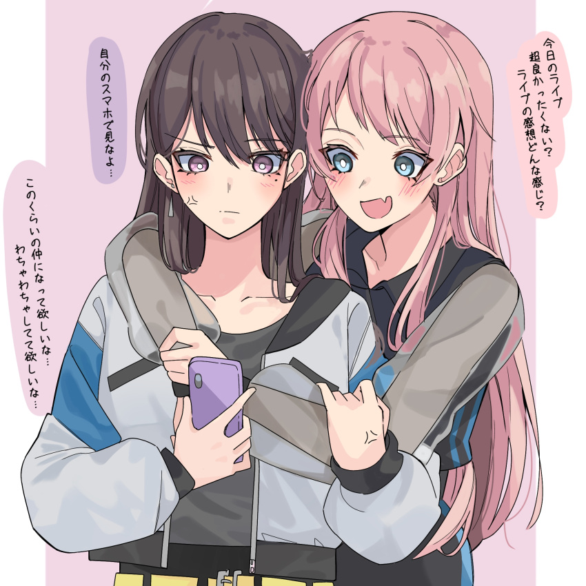 2girls anger_vein annoyed arms_around_neck bang_dream! bang_dream!_it's_mygo!!!!! black_shirt blue_eyes bright_pupils brown_hair cellphone chihaya_anon closed_mouth commentary_request fang grey_jacket grey_shirt highres holding holding_phone hug hug_from_behind jacket long_hair mole mole_under_eye multiple_girls nanami_(nunnun_0410) open_mouth phone pink_hair purple_eyes see-through see-through_sleeves shiina_taki shirt skin_fang smartphone smile speech_bubble translation_request white_pupils