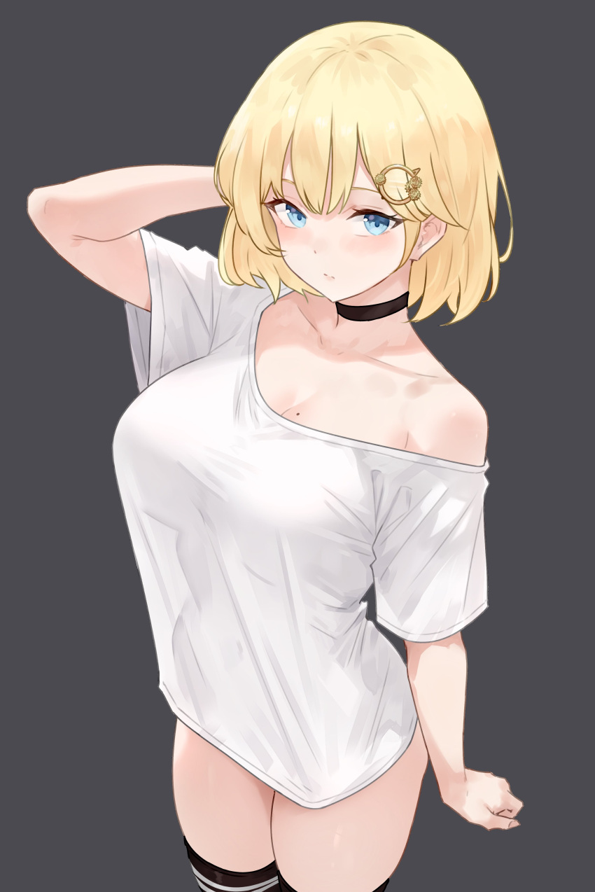 1girl absurdres black_background black_choker blonde_hair blue_eyes bluefield breasts choker collarbone commentary hair_ornament highres hololive hololive_english looking_at_viewer medium_breasts mole mole_on_breast off_shoulder shirt short_hair short_sleeves simple_background solo t-shirt tagme thighs virtual_youtuber watson_amelia white_shirt