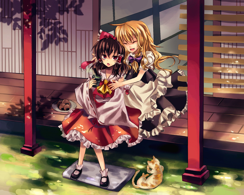 :d ^_^ annoyed ascot blonde_hair braid brown_hair cat closed_eyes detached_sleeves fang green_tea hakurei_reimu hug hug_from_behind japanese_house kirisame_marisa mayo_(miyusa) multiple_girls open_mouth red_eyes senbei side_braid smile tea touhou yuri