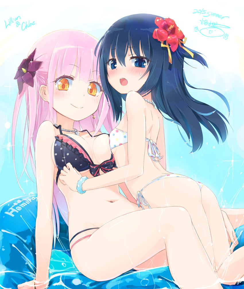 2girls ass bikini black_hair blue_eyes blush breasts character_name chloe_withers dated flower hair_flower hair_ornament hibiscus highres homura_subaru large_breasts lillian_ljungstrom long_hair looking_at_viewer multicolored multicolored_polka_dots multiple_girls navel original pink_hair polka_dot polka_dot_bikini polka_dot_scrunchie polka_dot_swimsuit scrunchie signature smile swimsuit water wrist_scrunchie yellow_eyes yuri