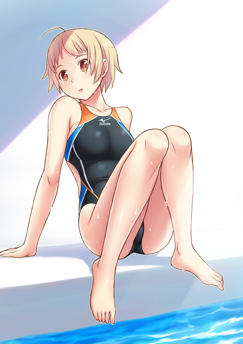 absurdres ahoge arm_support blonde_hair blush breasts brown_eyes collarbone competition_swimsuit head_tilt highres kuri_(kurigohan) large_breasts legs looking_at_viewer mizuno one-piece_swimsuit original pool poolside shadow short_hair sitting solo swimsuit toes water wet