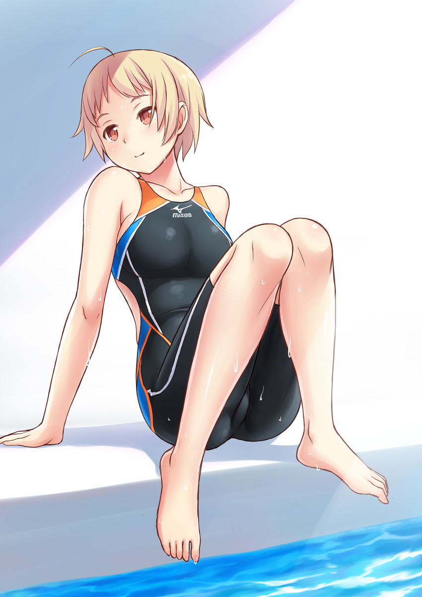 absurdres ahoge arm_support blonde_hair blush breasts brown_eyes collarbone competition_swimsuit head_tilt highres kuri_(kurigohan) legs looking_at_viewer medium_breasts mizuno one-piece_swimsuit original pool poolside shadow short_hair sitting solo swimsuit toes water wet