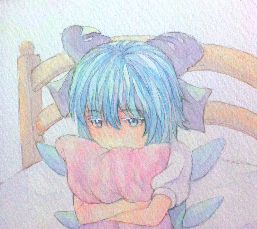 acrylic_paint_(medium) bed blue_eyes blue_hair bow cirno graphite_(medium) hair_bow hug ice ice_wings on_bed pillow pillow_hug short_hair sitting sitting_on_bed solo texture touhou traditional_media upper_body watercolor_(medium) wings yuyu_(00365676)