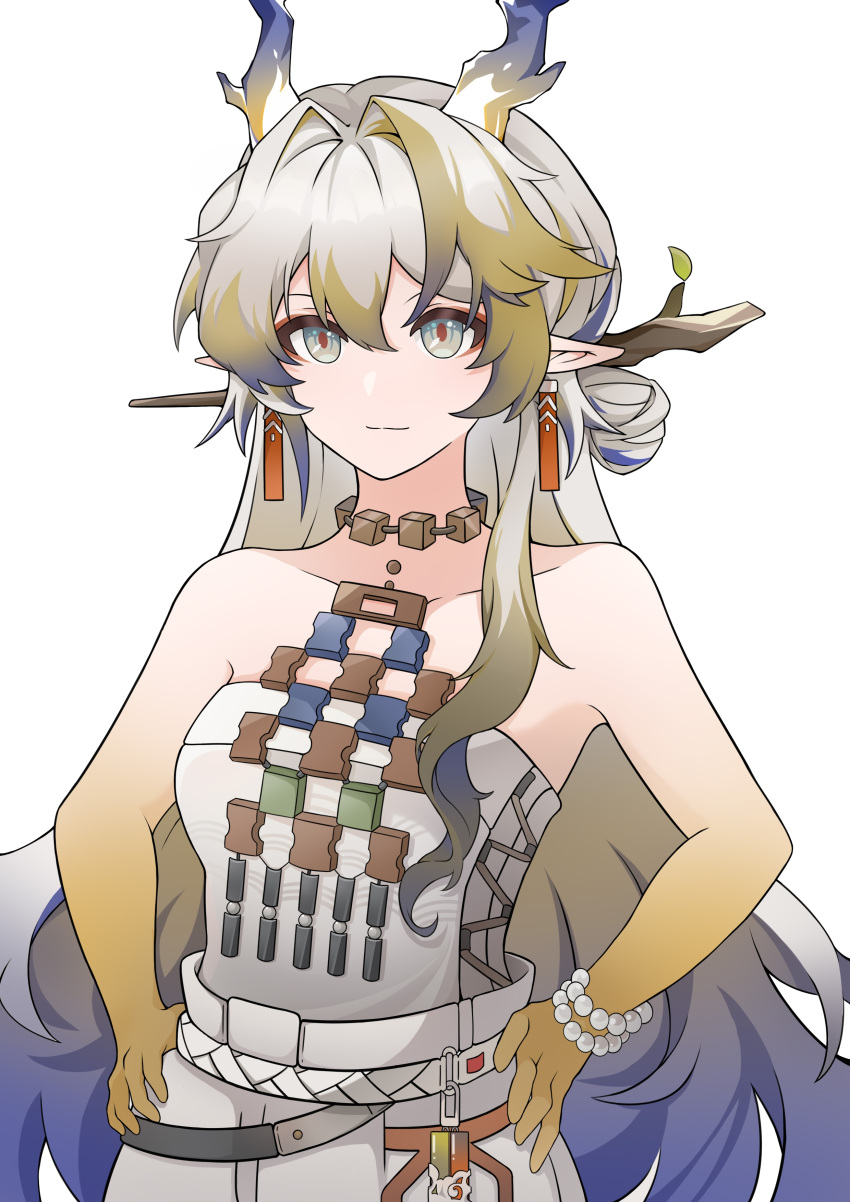 1girl absurdres arknights bare_shoulders belt blue_hair blue_horns brown_hair chinese_commentary closed_mouth commentary_request cowboy_shot dragon_girl dragon_horns earrings gradient_hair grey_belt grey_eyes grey_hair grey_tube_top hair_between_eyes hair_intakes hands_on_own_hips highres horns jewelry jiaozhu_yingbullbull light_smile long_hair multicolored_hair necklace no_jacket pointy_ears shu_(arknights) simple_background solo standing strapless tube_top white_background white_horns yellow_horns