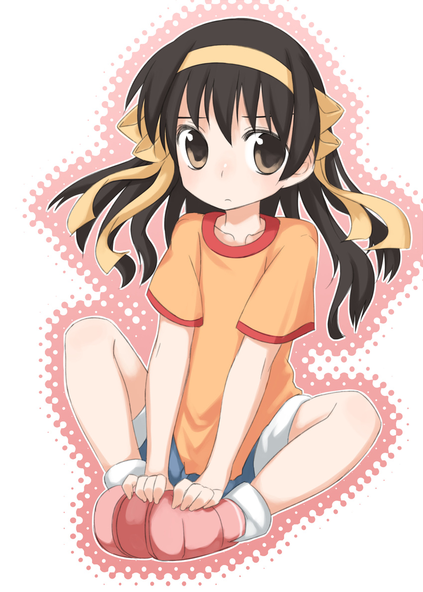 brown_eyes brown_hair butterfly_sitting denim denim_shorts hairband halftone halftone_background hands_on_feet highres long_hair orange_shirt shirt shoes shorts shouji_ayumu sitting socks solo suzumiya_haruhi suzumiya_haruhi_(young) suzumiya_haruhi_no_yuuutsu t-shirt younger