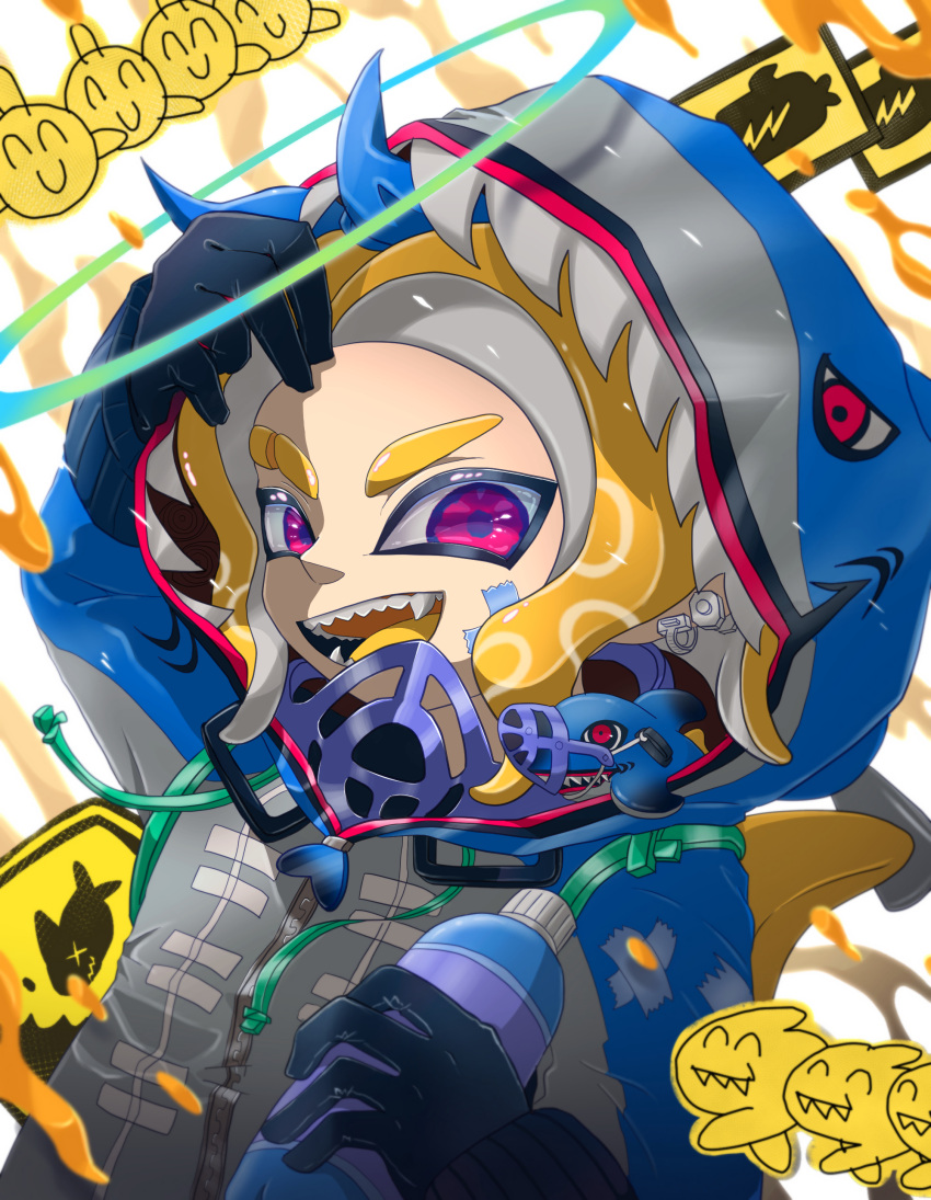 1boy absurdres black_gloves blonde_hair blue_hood commentary_request eyebrow_cut gloves highres medium_hair multicolored_background octoling octoling_boy open_mouth pink_eyes reefslider_(splatoon) sharp_teeth smile splatoon_(series) splatoon_3 sptamamegane teeth upper_body