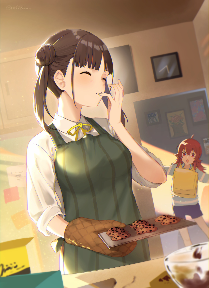 absurdres apron backpack bag blue_jacket blue_shorts blunt_bangs blush brown_hair brown_mittens closed_eyes closed_mouth collared_shirt cookie dutch_angle finger_in_own_mouth food front_backpack green_apron hair_bun highres holding holding_tray idolmaster idolmaster_shiny_colors indoors jacket komiya_kaho light_rays long_hair mittens neck_ribbon open_mouth oven_mitts ratifuu red_eyes red_hair ribbon shirt short_twintails shorts sidelocks solo_focus sonoda_chiyoko tray twintails twitter_username upper_body white_shirt yellow_bag yellow_ribbon