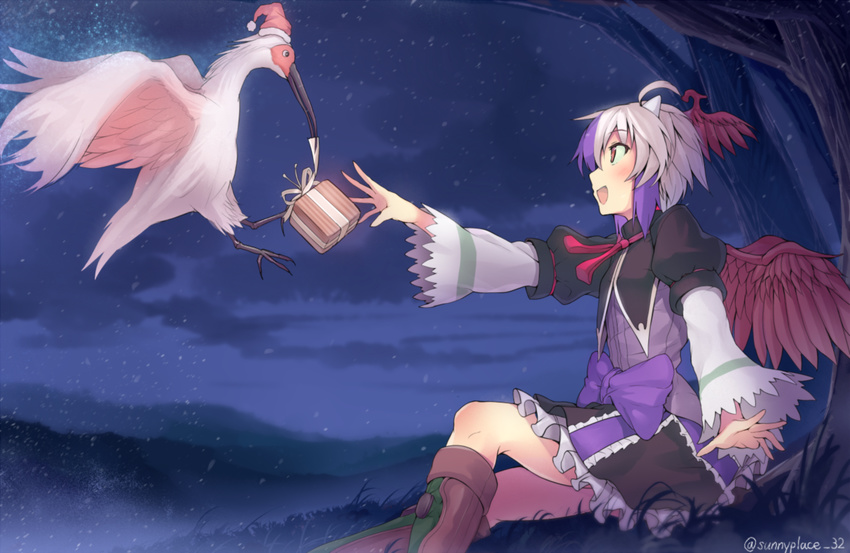:d blue_hair blush box crested_ibis from_side gift gift_box hat head_wings hinami_(hinatamizu) horns md5_mismatch mouth_hold multicolored_hair night on_ground open_mouth outdoors outstretched_arm profile reaching_out red_eyes short_hair silver_hair single_head_wing sitting smile solo tokiko_(touhou) touhou twitter_username two-tone_hair wings