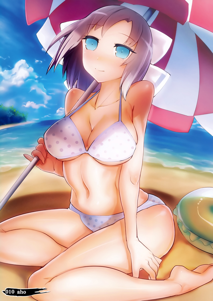 absurdres aho bare_shoulders barefoot beach bikini blue_eyes breasts cleavage day highres innertube large_breasts light_smile long_hair navel polka_dot polka_dot_bikini polka_dot_swimsuit senran_kagura silver_hair solo swimsuit thighs umbrella yumi_(senran_kagura)