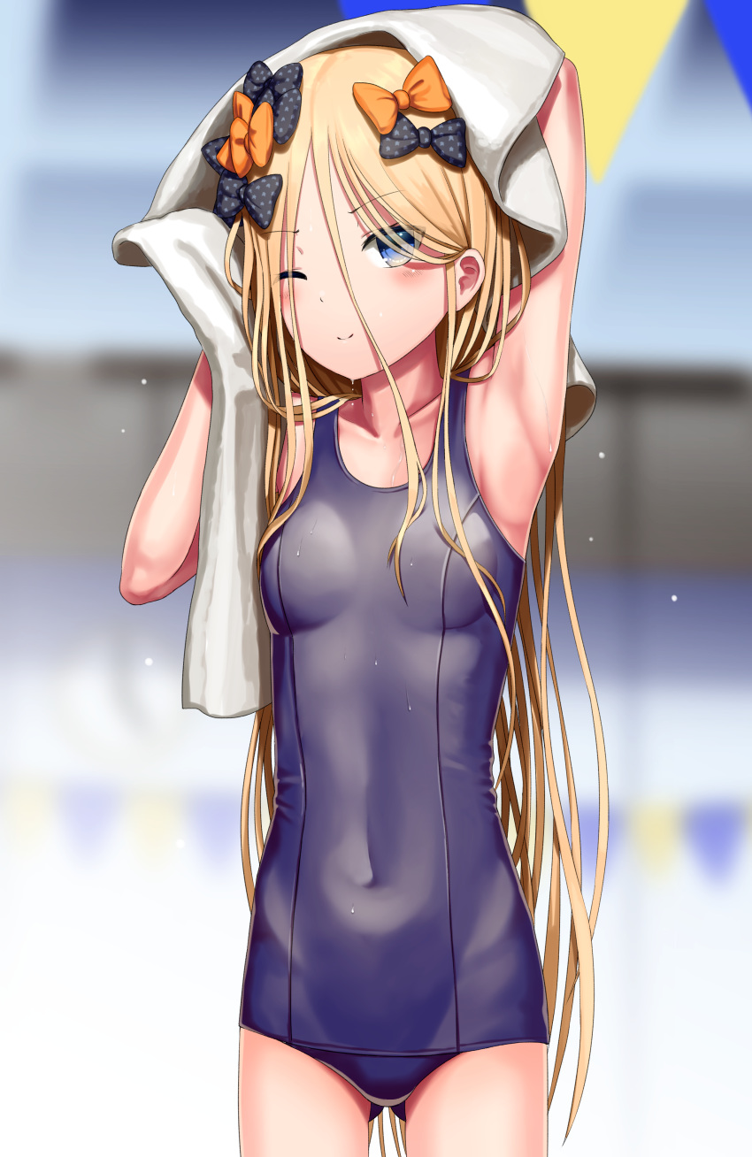 ;) abigail_williams_(fate/grand_order) absurdres armpits arms_up bangs bare_shoulders black_bow blonde_hair blue_eyes blue_swimsuit blurry blurry_background blush bow breasts closed_mouth collarbone commentary_request covered_navel depth_of_field drying drying_hair eyebrows_visible_through_hair fate/grand_order fate_(series) gluteal_fold hair_between_eyes hair_bow head_tilt highres long_hair looking_at_viewer old_school_swimsuit one-piece_swimsuit one_eye_closed orange_bow parted_bangs pool sanbe_futoshi school_swimsuit small_breasts smile solo swimsuit towel very_long_hair wet