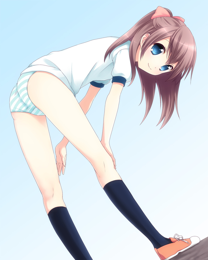 ass bangs bent_over blue_eyes brown_hair buruma commentary dutch_angle full_body gym_uniform highres kneehighs looking_at_viewer looking_back original shoes short_sleeves smile sneakers socks solo standing striped striped_buruma usashiro_mani