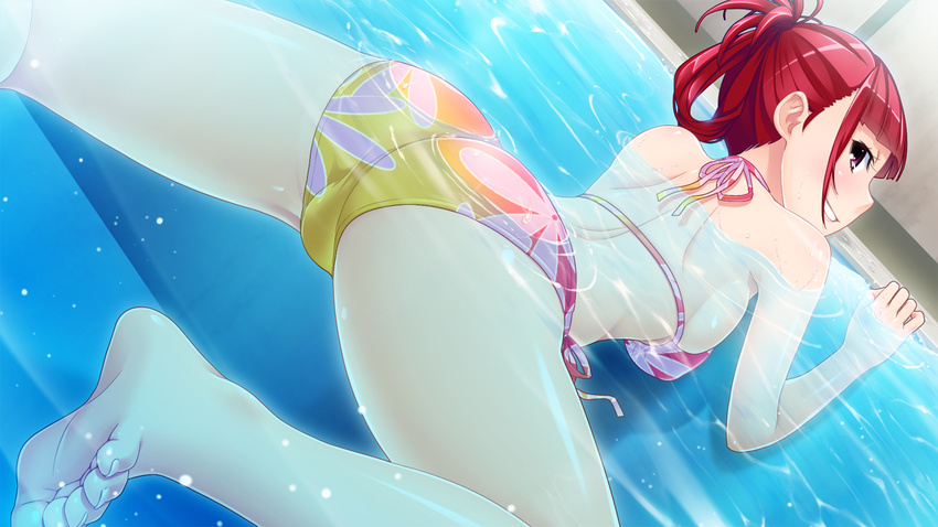 1girl ass bare_shoulders barefoot bikini blush breasts feet female from_behind game_cg hair_up hanekura_tomoe highres hitozuma_swimming_club ino interheart legs looking_back partially_submerged pink_eyes pool red_hair small_breasts smile soles solo swimsuit thighs toes water wet