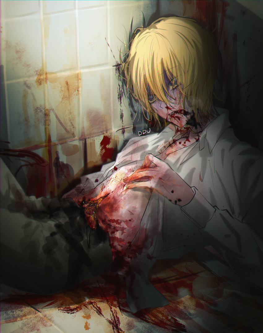 1boy artist_name blonde_hair blood blood_from_mouth blood_on_clothes blood_on_face blood_on_ground blood_on_hands blood_splatter blue_eyes collared_shirt commentary_request death dress_shirt guro hair_between_eyes highres injury kamiki_hikaru korean_commentary long_sleeves male_focus murder open_clothes open_shirt oshi_no_ko shirt short_hair solo tiles white_shirt yubto_45